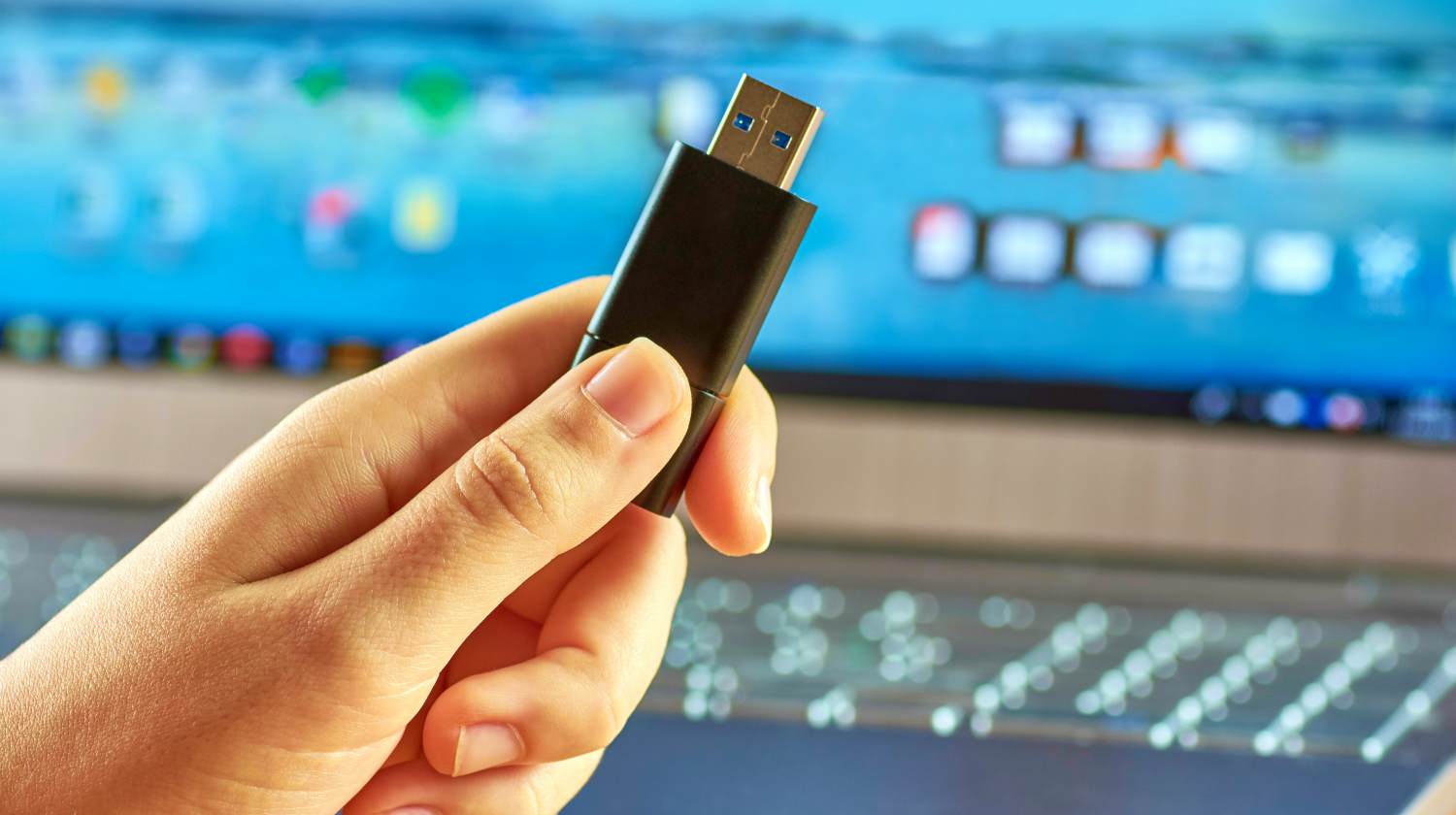 Usb руки. Флешка 2022. Флешка в руке. Фотография флешки в руках. Флешка на ладони.